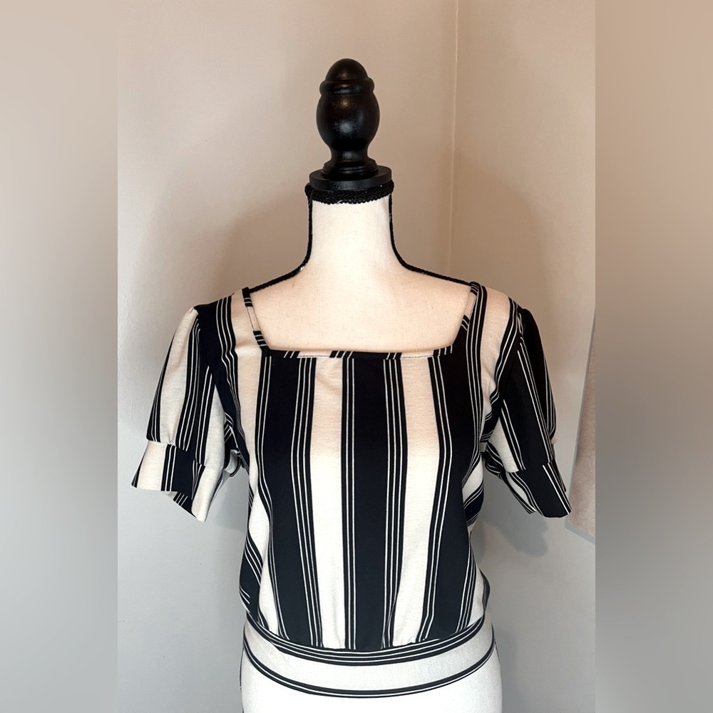 Daily Special Black and Cream Striped Cropped Tie Back Top Women’s Size Medium